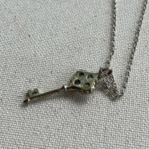 Elegant Silver Key Pendant Necklace - Picture 2 of 4